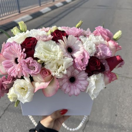 סידור פרחים בתיק לבן פנינה