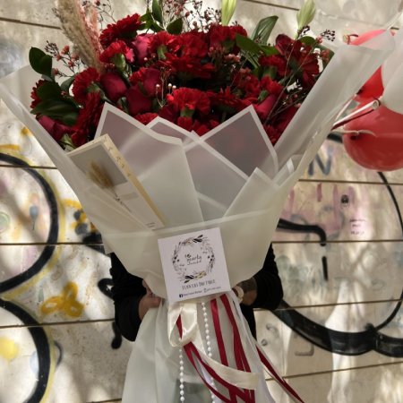 זר פרחים אדומים על לבן