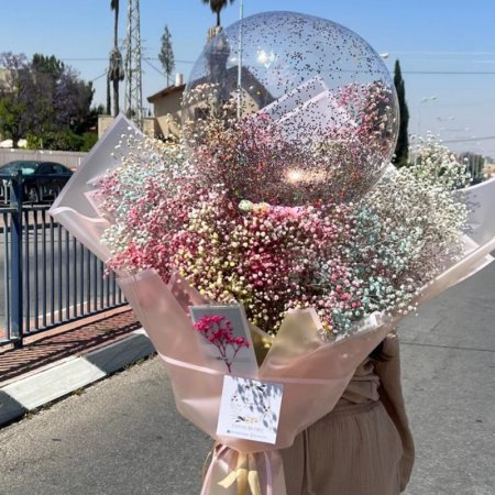 זר גיבסנית צבעונית עם בלון