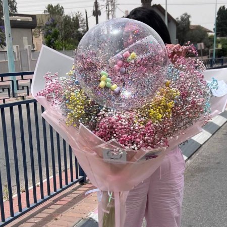 זר גיבסניות צבעוניות עם בלון